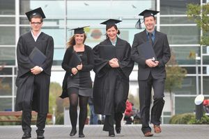 Stolze Absolventen auf dem Campus