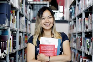 Studentin in der Bibliothek der Technischen Hochschule