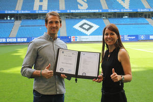 HSV-Profi und Nationaltorwart René Adler bei der Zertifikatsübergabe