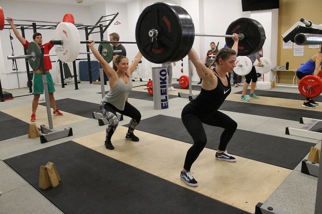 Unsere starken Studentinnen beim Gewichtheben