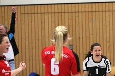 Teil einer jubelnden Frauenfußballmannschaft in einer Sporthalle