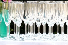 Ein Tisch, auf dem viele, leere Sektgläser stehen