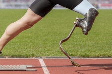 Ein Läufer auf einer Laufbahn, der anstelle des rechten Beines eine Beinprothese trägt