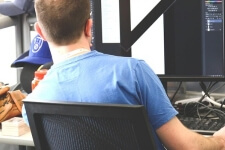 Ein Redakteur im Bereich Online Marketing arbeitet an einem neuen Artikel