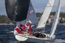 Zwei Menschen segeln mit einem Segelboot