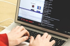 Ein SEO Manager schreibt etwas an seinem Laptop