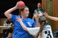 Ein Mädchen versucht während einer Partie Handball einem anderen Mädchen den Ball wegzunehmen