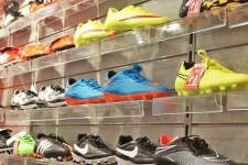 Sportschuhe an einer Wand aufgereiht