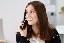 Eine Vertrieblerin telefoniert mit einem Kunden
