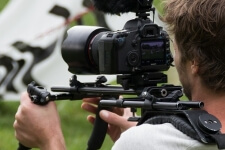 Ein Kameramann filmt ein Sportereignis