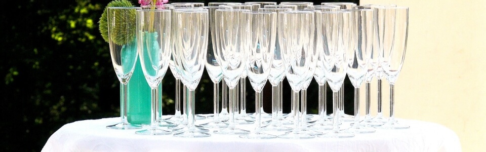 Ein Tisch voll mit leeren Sektgläsern