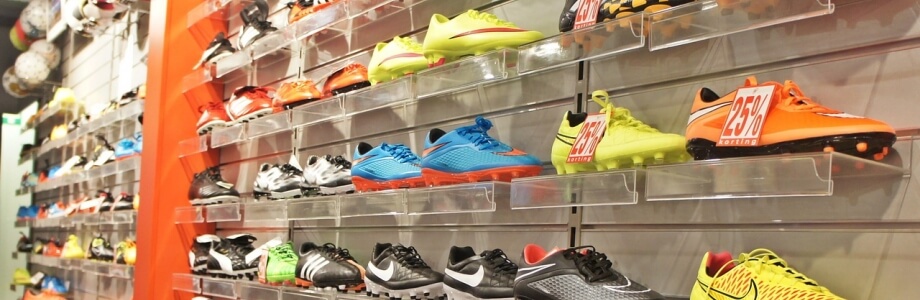 Eine Wand mit ausgewählten Sportschuhen ist zu erkennen