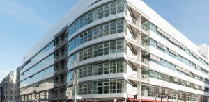 Außenansicht des Gebäudes der EMBA Medienakademie