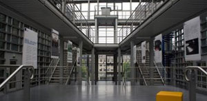 Ausschnitt einer Bibliothek der Hochschule Macromedia