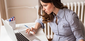 Sport Fernstudentin lernt am Laptop