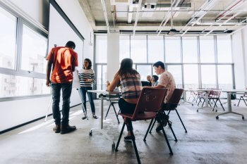 Zwei Bewerber stehen an Whiteboard und halten Präsentation