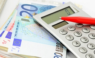 Eine grosse Menge Bargeld auf der ein Taschenrechner liegt