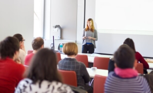 Duale Studenten bei einem Seminar