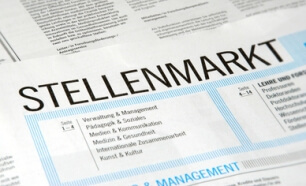 Ausschnitt einer Zeitung ist zu sehen auf der Stellenmarkt steht