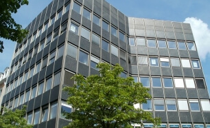 Ein grosses Buerogebaeude ist zu erkennen