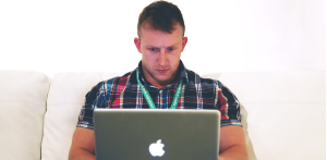 Angehender Sportstudent informiert sich im Internet ueber Studiermoeglichkeiten