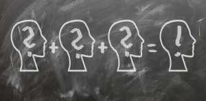 Koepfe aufgemalt auf einer Tafel