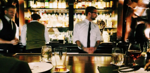 Sportstudent kellnert in einer Bar