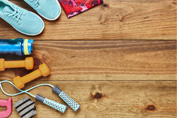 Sportutensilien auf Holzboden