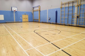 Leere Turnhalle einer Schule