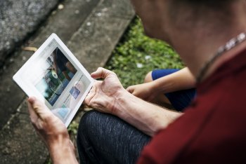 Student guckt sich Lehrvideo für Tennis an